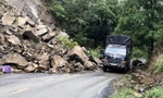 Mưa lớn gây sạt lở đá trên quốc lộ 28B, giao thông từ Lâm Đồng xuống Bình Thuận ùn tắc