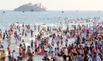 Biển Vũng Tàu động nghịt người đến vui chơi.