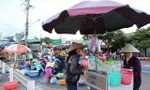 Họp chợ ở cầu Rạch Bà phía phường 11, TP.Vũng Tàu, tỉnh Bà Rịa-Vũng Tàu. Ảnh: Trần Mạnh Tuấn.