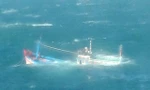 Tàu cá chở 8 người chìm ngoài khơi đảo Phú Quý