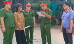 Hơn 40 cảnh sát khám xét nơi người phụ nữ tố bị giam, hành hạ như thời trung cổ