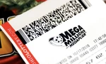 Một người phụ nữ trúng cùng lúc 2 tờ vé số Mega Millions trong 1 ngày