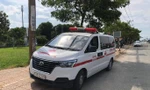 Xe cấp cứu "thông chốt" trên quốc lộ 51. Ảnh: NLĐ.