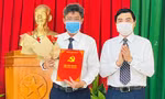 Ông Nguyễn Hoài Anh trao quyết định và tặng hoa chúc mừng ông Nguyễn Minh giữ chức Phó Chủ tịch UBND tỉnh Bình Thuận.