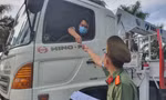 Công an thị xã Phú Mỹ, tỉnh Bà Rịa-Vũng Tàu làm nhiệm vụ tại chốt kiểm tra khai báo y tế trên quốc lộ 51. Ảnh: Nguyễn Long.