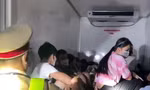 CSGT mở thùng xe đông lạnh phát hiện 15 người ngồi bên trong.