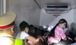 CSGT mở thùng xe đông lạnh phát hiện 15 người ngồi bên trong.