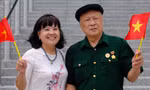 Cựu chiến binh xúc động nhìn lại kỷ vật chiến trường 