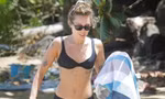 Miley Cyrus diện bikini đọ dáng với mẹ ruột U60