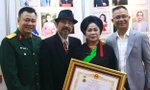 NSND Tự Long tháp tùng mẹ đến nhận danh hiệu NSƯT