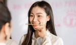 Thí sinh ngậm đũa tập cười chuẩn phong thái hoa hậu 