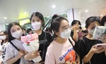 Hàng nghìn fan Việt đổ xô ra sân bay Nội Bài chờ BlackPink lúc nửa đêm