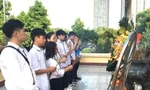 Đảng viên trẻ trường chuyên Hà Nội - Amsterdam dâng hương tưởng niệm các Anh hùng Liệt sĩ