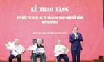 Phó Bí thư thành ủy Hà Nội trao Huy hiệu 75 tuổi Đảng cho lão thành cách mạng