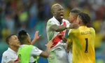 Niềm vui của các cầu thủ Peru sau khi vượt qua Uruguay.