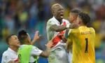 Niềm vui của các cầu thủ Peru sau khi vượt qua Uruguay.