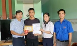 Trao Huy hiệu Tuổi trẻ dũng cảm cho Trần Văn Tròn. 
