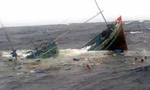 Tàu câu mực chìm trên biển, 45 ngư dân thoát chết