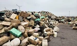 Hàng núi rác chất đống vớt từ vịnh Hạ Long