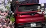 Mâu thuẫn cá nhân, điều khiển ô tô đâm đổ cổng hoa rạp cưới nhà hàng xóm