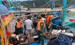 Cứu 4 người trên tàu đâm phải đá ngầm ở vùng biển Cô Tô