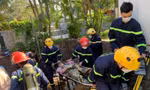 Giải cứu 4 công nhân bị ngạt khí độc dưới cống ngầm