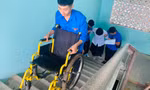 Xúc động hình ảnh tình nguyện viên bê xe lăn giúp thí sinh kịp giờ thi