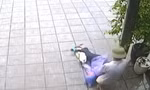 Người đàn ông bất tỉnh bị kéo lê bên vỉa hè dưới trời mưa
