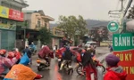 Trâu 'điên' náo loạn đường phố, nhiều học sinh bị thương