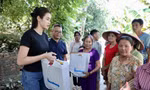 Hoa hậu Đỗ Thị Hà cùng bạn đọc Tiền Phong đến với người dân vùng lũ Tuyên Quang