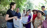 Hoa hậu Đỗ Thị Hà cùng bạn đọc Tiền Phong đến với người dân vùng lũ Tuyên Quang
