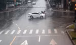 Nam thanh niên đi tốc độ cao vượt đèn đỏ va chạm ô tô đi đúng phần đường.