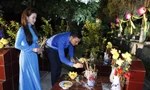 Phó Bí thư Tỉnh Đoàn Bắc Ninh Nguyễn Bảo Đại và Bí thư Thành Đoàn Bắc Ninh Trần Thu Hà thắp hương tưởng nhớ các anh hùng liệt sĩ. Ảnh: Nghuyễn Thắng.
