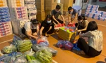Chị Tiên (áo đen thứ 2 bên trái) cùng các bạn tình nguyện tiếp nhận hàng hỗ trợ trong đêm
