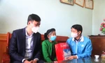 Anh Nguyễn Ngọc Lương, Bí thư BCH Trung ương Đoàn, Chủ tịch Hội LHTN Việt Nam (bên phải) thăm và tặng quà gia đình liệt sỹ ở huyện Sơn Động