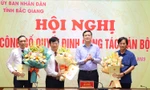 Phó Chủ tịch UBND tỉnh Bắc Giang Lê Ô Pích trao quyết định và tặng hoa cho lãnh đạo các sở được bổ nhiệm lại,kéo dài thời gian giữ chức vụ.