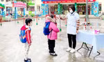 Học sinh Bắc Giang được kiểm tra thân nhiệt khi đến trường