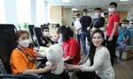 Hoa hậu Đỗ Thị Hà động viên người tham gia hiến máu