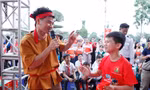 Niềm vui của các em thiếu nhi khi giao lưu với nghệ sĩ Xuân Bắc