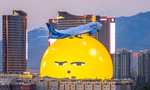 Bức ảnh emoji khổng lồ "tỏ thái độ" trước máy bay khiến netizen thích thú
