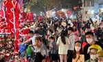 Phố Hàng Mã lung linh sắc màu, giới trẻ tấp nập check-in trước thềm Giáng sinh