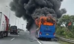 Xe khách bốc cháy ngùn ngụt trên cao tốc