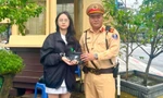Cô gái trẻ bất ngờ khi CSGT liên hệ trao trả túi xách đánh rơi trên đường