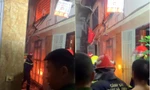 Hà Nội: Cứu một người mắc kẹt trong ngôi nhà 5 tầng xảy ra hỏa hoạn