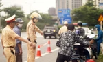 CSGT Hà Nội xử phạt hàng loạt xe máy đi vào đường cấm