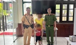 Xúc động hình ảnh cảnh sát giúp đỡ người già, cháu nhỏ đi lạc đoàn tụ gia đình trong dịp nghỉ lễ