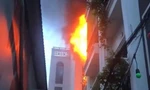 Lửa cháy ngùn ngụt tại tầng 3 ngôi nhà ở Hà Nội