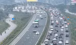 Phương tiện rời Hà Nội tăng cao, ùn dài trước trạm thu phí cao tốc Pháp Vân - Cầu Giẽ