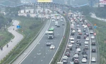 Phương tiện rời Hà Nội tăng cao, ùn dài trước trạm thu phí cao tốc Pháp Vân - Cầu Giẽ