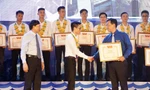 Anh Lê Quốc Phong, Bí thư thứ nhất Trung ương Đoàn, Chủ tịch Hội LHTN Việt Nam trao giải thưởng cho những người thợ trẻ giỏi